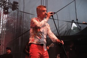 Wokalista Budki Suflera Robert Żarczyński na scenie