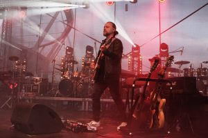 gitarzysta Budki Suflera na scenie Dariusz Bafeltowski