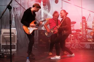 gitzrzyści i basista Budki Suflera grają wspólnie na scenie