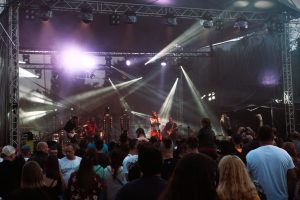 Koncert Budki Suflera, scena i widoczna pod sceną publiczność