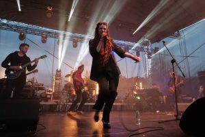 Wokalistka Budki Suflera Irena Michalska tańczy i śpiewa na scenie
