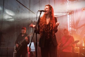 Wokalistka Budki Suflera Irena Michalska śpiewa gestykulując na scenie