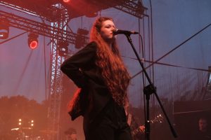 Wokalistka Budki Suflera Irena Michalska stoi przed mikrofonem na scenie