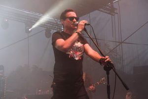 Wokalista Budki Suflera Jacek Kawalec śpiewa na scenie