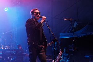 Wokalista Budki Suflera Jacek Kawalec śpiewa na scenie