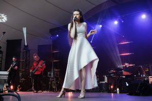 Irena Michalska śpiewająca na scenie