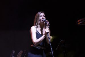Anna Rosochacka przy mikrofonie