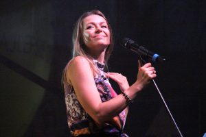 Anna Rosochacka na scenie w trakcie występu