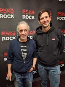 Tomasz Zeliszewski i Wojciech Górski stoją na tle ścianki reklamowej radia Eska Rock