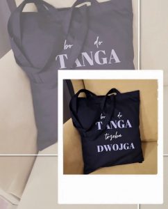 Zdjęcie przedstawia czarną materiałową torbę z napisem