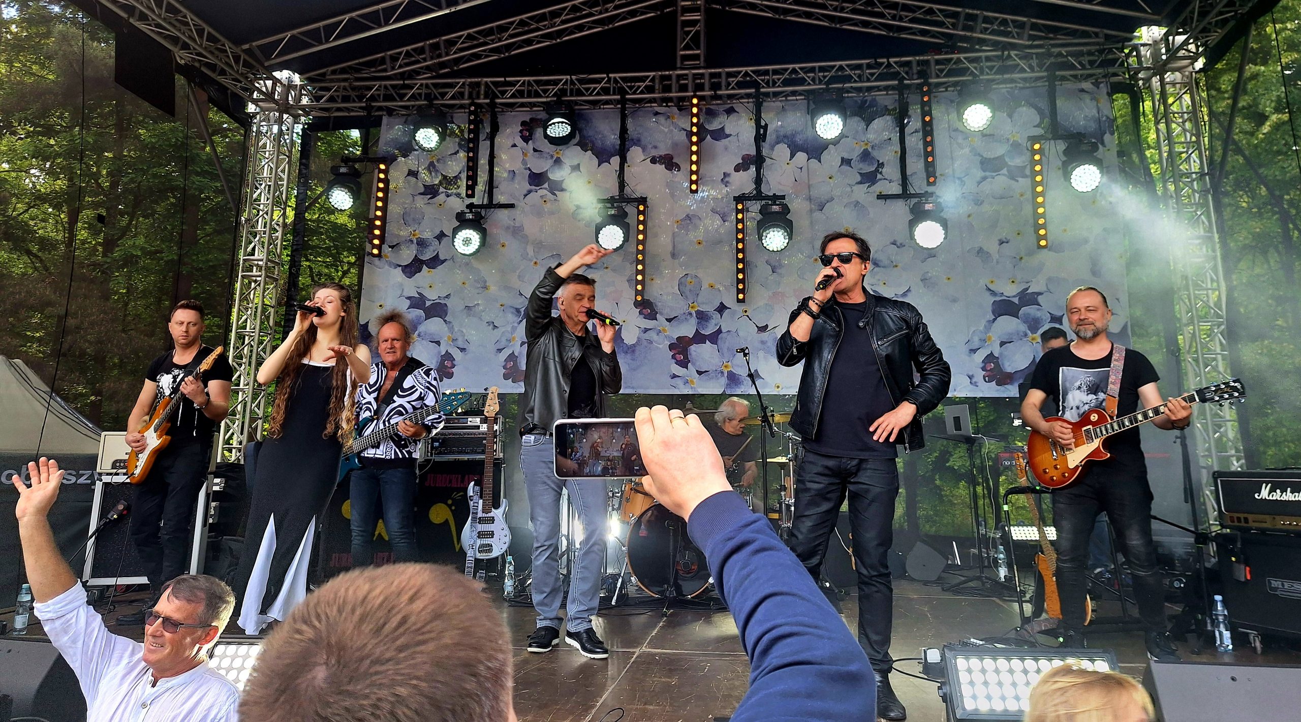 scena zbiorowa w trakcie koncertu ujęcie z przodu