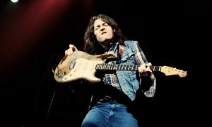 Rory Gallagher na scenie w ekspresyjnej pozie